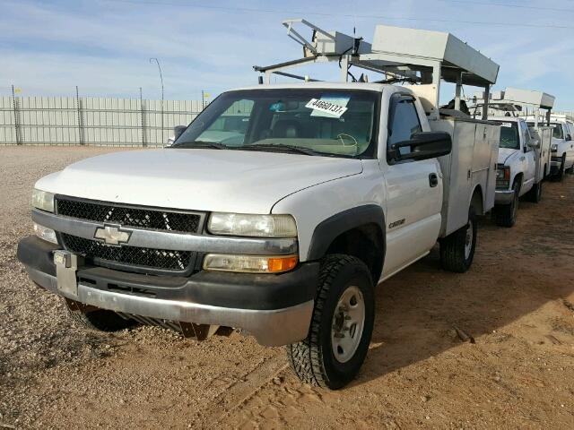 1GBHC24U82Z202798 - 2002 CHEVROLET SILVERADO WHITE photo 2