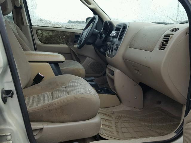 1FMYU93133KA77868 - 2003 FORD ESCAPE XLT WHITE photo 5