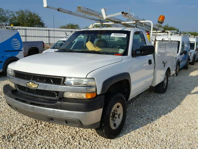 1GBHC24U51E212761 - 2001 CHEVROLET SILVERADO WHITE photo 2