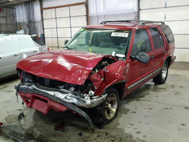 1GNCS13W4W2110468 - 1998 CHEVROLET BLAZER MAROON photo 2