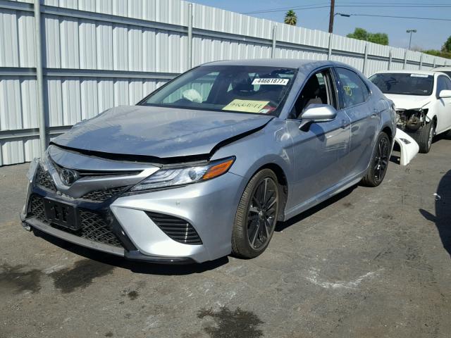 4T1B61HK3JU505541 - 2018 TOYOTA CAMRY XSE SILVER photo 2