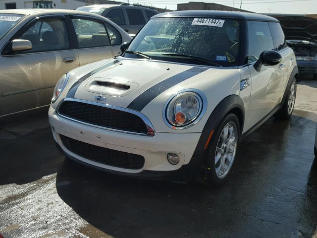 WMWMF73599TW87892 - 2009 MINI COOPER S WHITE photo 2