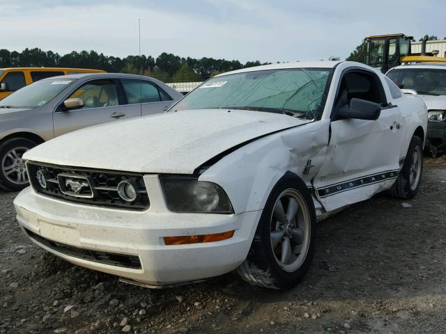 1ZVFT80N265237416 - 2006 FORD MUSTANG WHITE photo 2