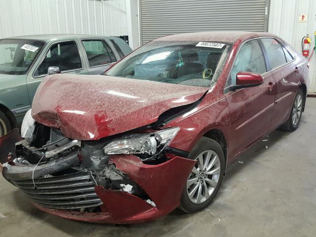 4T1BF1FK8HU764121 - 2017 TOYOTA CAMRY LE RED photo 2