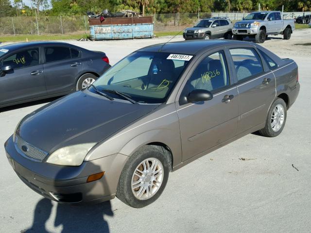 1FAFP34N05W248630 - 2005 FORD FOCUS ZX4 BEIGE photo 2