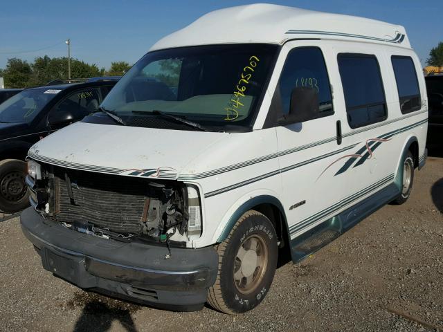 1GBFG15R2V1061441 - 1997 CHEVROLET EXPRESS G1 WHITE photo 2