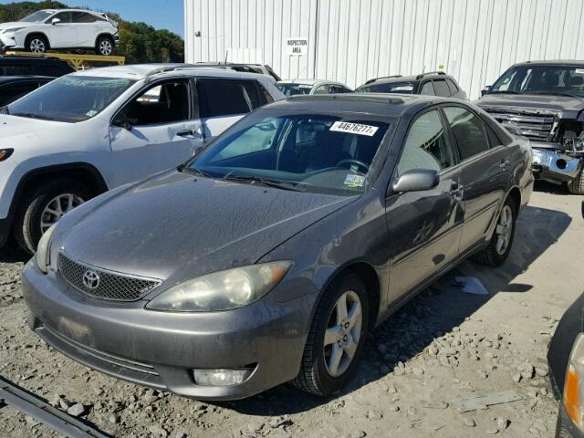 4T1BE32K15U966962 - 2005 TOYOTA CAMRY LE GRAY photo 2