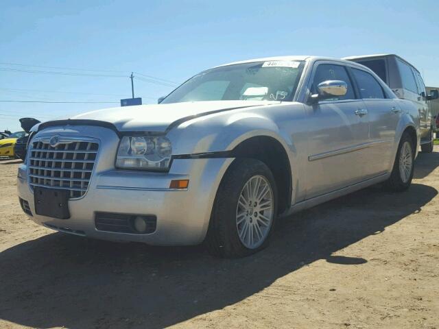 2C3CA5CV7AH233289 - 2010 CHRYSLER 300 TOURIN SILVER photo 2