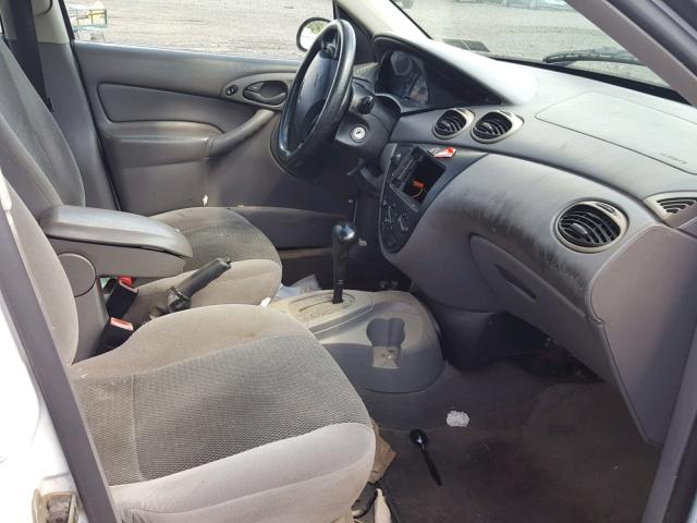 1FAFP34303W248865 - 2003 FORD FOCUS SE C WHITE photo 5