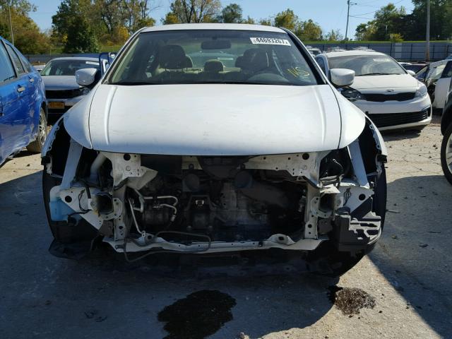 1HGCP2F35BA034956 - 2011 HONDA ACCORD WHITE photo 9