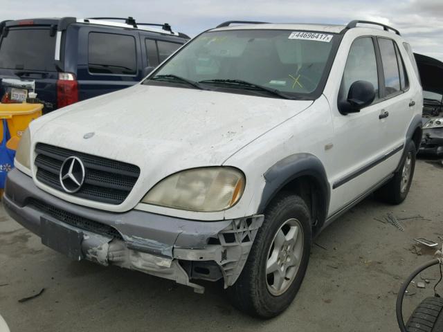 4JGAB54EXXA095832 - 1999 MERCEDES-BENZ ML 320 WHITE photo 2