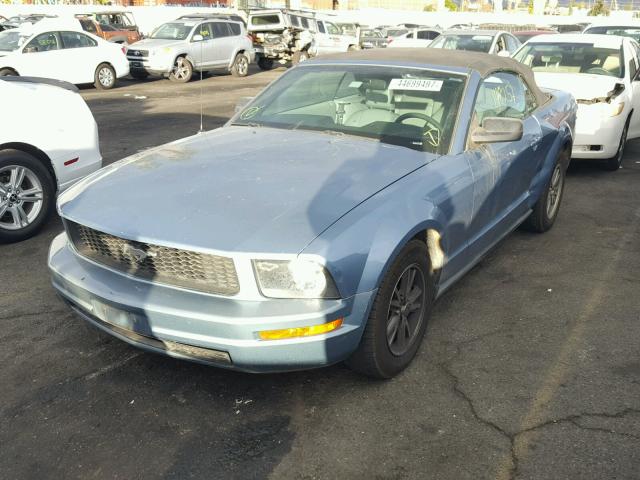 1ZVFT84N255175041 - 2005 FORD MUSTANG BLUE photo 2