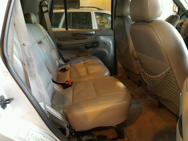 5LMPU28L3WLJ17939 - 1998 LINCOLN NAVIGATOR Gümüş fotoğraf 6