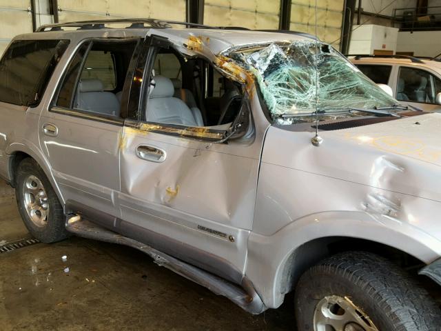 5LMPU28L3WLJ17939 - 1998 LINCOLN NAVIGATOR Gümüş fotoğraf 9