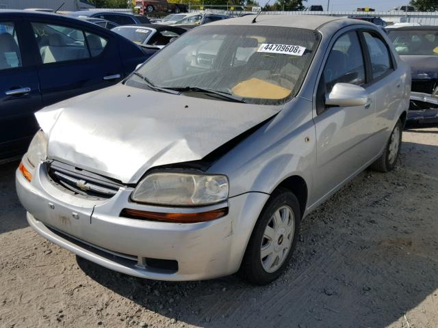 KL1TD52685B365884 - 2005 CHEVROLET AVEO BASE Srebrny zdjęcie 2