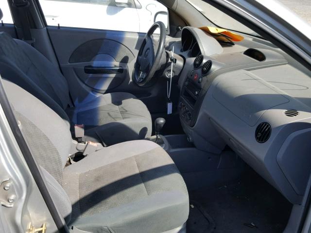 KL1TD52685B365884 - 2005 CHEVROLET AVEO BASE Srebrny zdjęcie 5