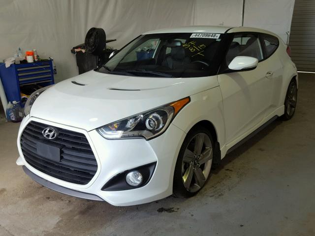 KMHTC6AE0FU222682 - 2015 HYUNDAI VELOSTER T WHITE photo 2