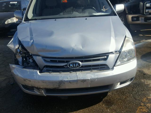 KNDMB233896275073 - 2009 KIA SEDONA SILVER photo 9