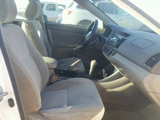 JTDBE32K920065765 - 2002 TOYOTA CAMRY WHITE photo 5