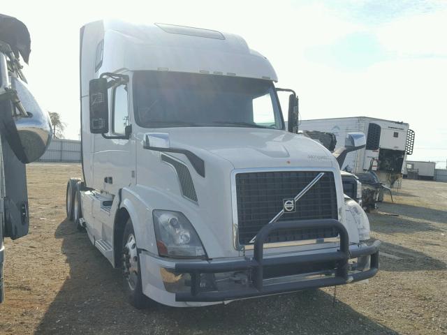 4V4NC9EH3FN923055 - 2015 VOLVO VN VNL WHITE photo 1