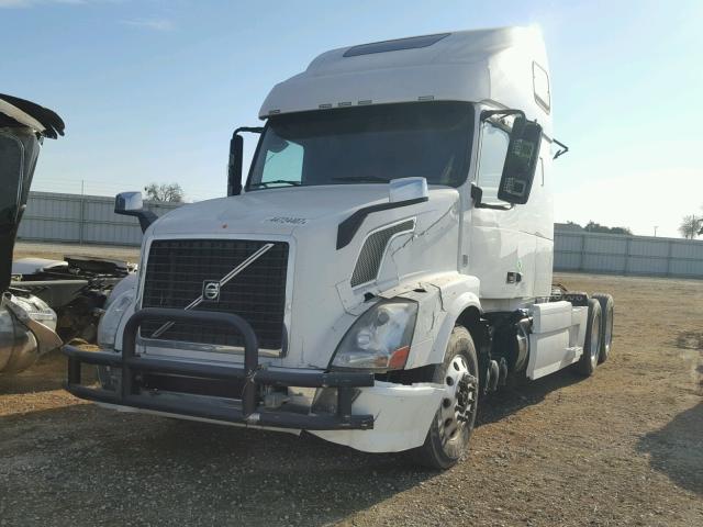 4V4NC9EH3FN923055 - 2015 VOLVO VN VNL WHITE photo 2