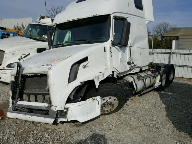 4V4NC9TGXAN275538 - 2010 VOLVO VN WHITE photo 10