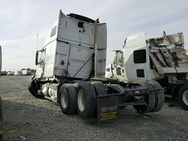 4V4NC9TGXAN275538 - 2010 VOLVO VN WHITE photo 3