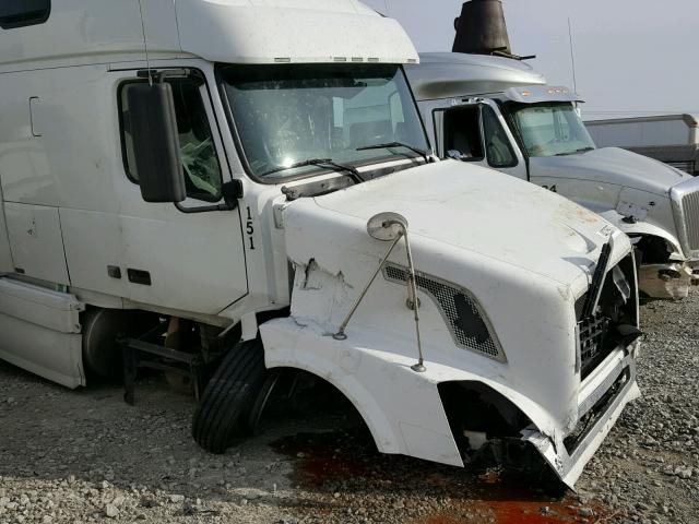 4V4NC9TGXAN275538 - 2010 VOLVO VN WHITE photo 9