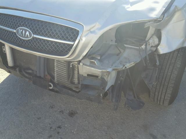 KNDUP131246506391 - 2004 KIA SEDONA EX SILVER photo 9