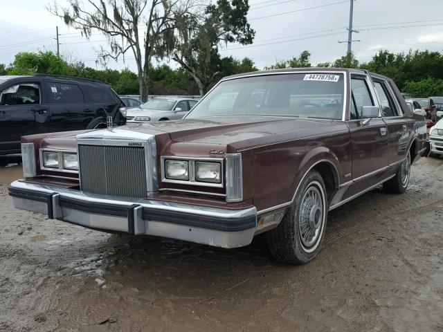 1LNBP94F2CY643572 - 1982 LINCOLN TOWN CAR BURGUNDY photo 2