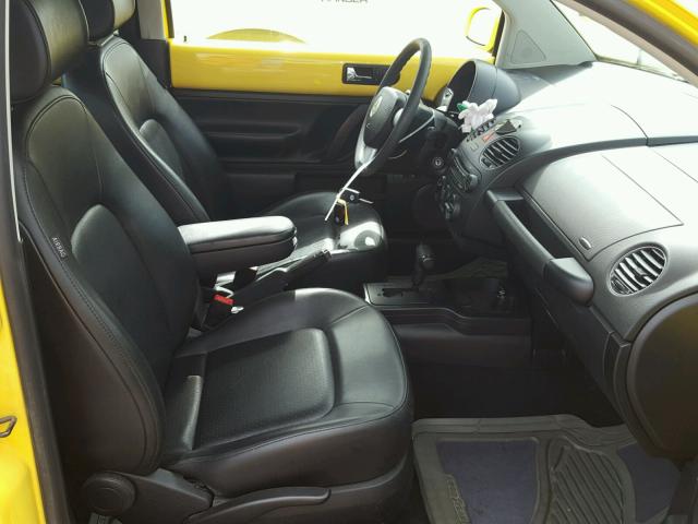 3VWPG3AGXAM011929 - 2010 VOLKSWAGEN NEW BEETLE 黄色 照片 5