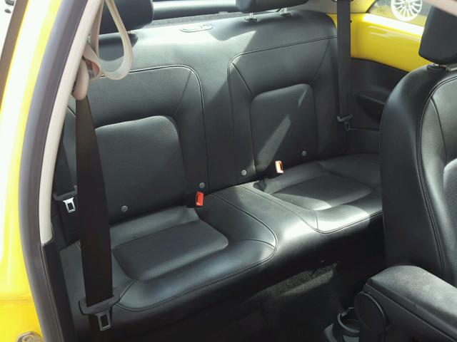 3VWPG3AGXAM011929 - 2010 VOLKSWAGEN NEW BEETLE 黄色 照片 6