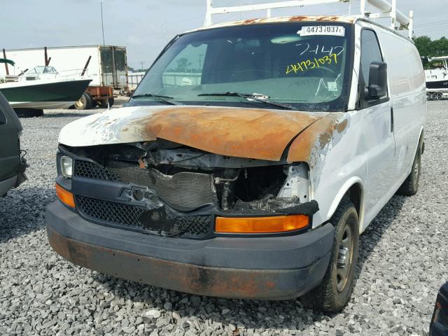 1GCFG15T531187751 - 2003 CHEVROLET EXPRESS G1 WHITE photo 2