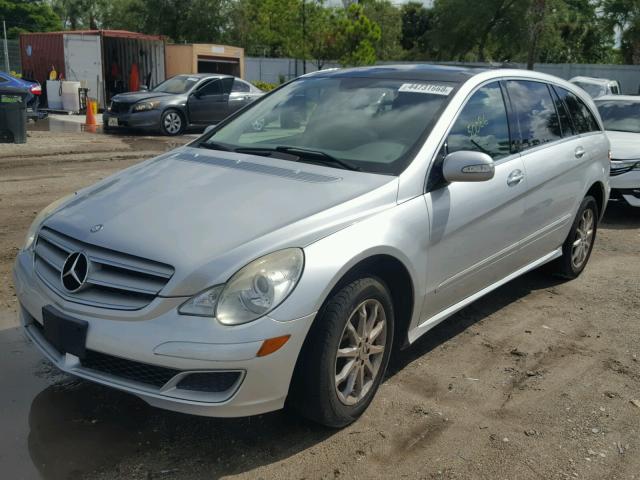 4JGCB75E86A005126 - 2006 MERCEDES-BENZ R 500 SILVER photo 2