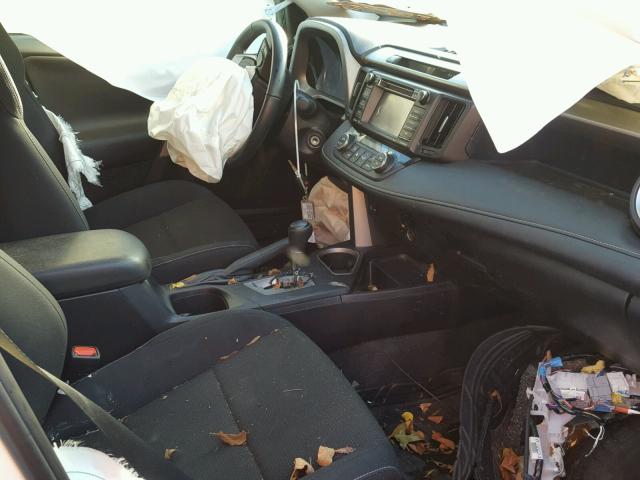 2T3RFREV7HW567344 - 2017 TOYOTA RAV4 XLE WHITE photo 5