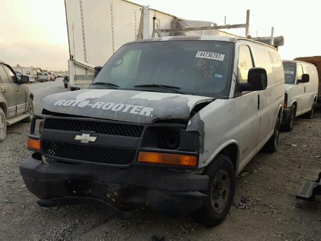 1GCGG25V651190463 - 2005 CHEVROLET EXPRESS G2 WHITE photo 2