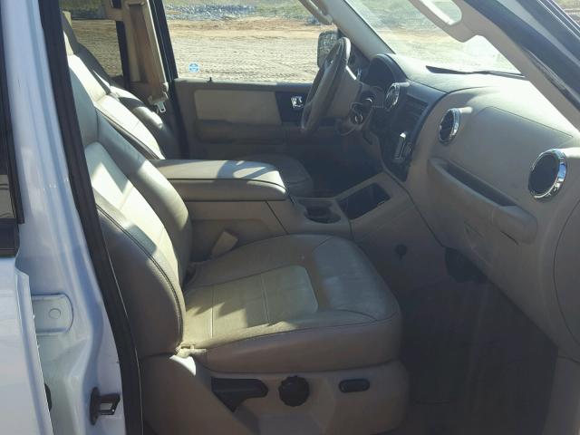 1FMFU17535LA98903 - 2005 FORD EXPEDITION WHITE photo 5