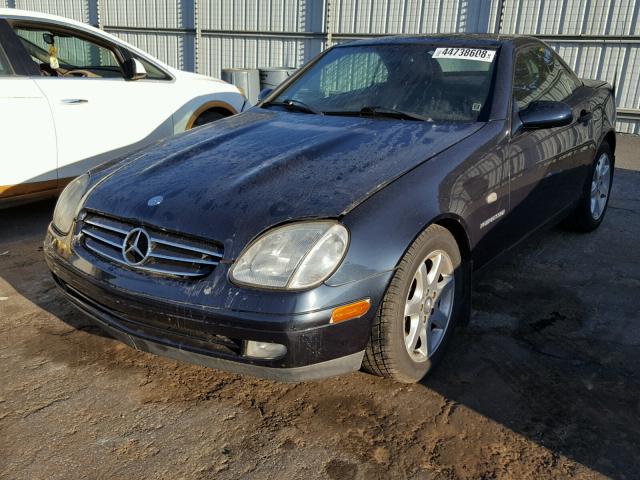 WDBKK47FXWF076110 - 1998 MERCEDES-BENZ SLK 230 KO BLUE photo 2