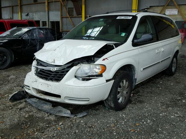 2C8GP54L55R583284 - 2005 CHRYSLER TOWN & COU WHITE photo 2