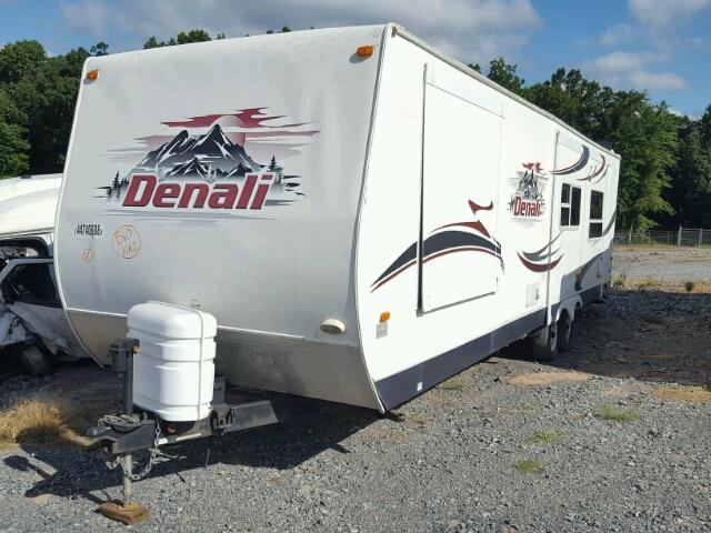 47CTD1S265P611525 - 2005 DUTC DENALI WHITE photo 2