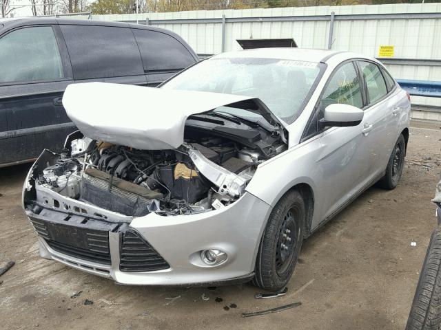 1FAHP3F26CL126865 - 2012 FORD FOCUS SE SILVER photo 2