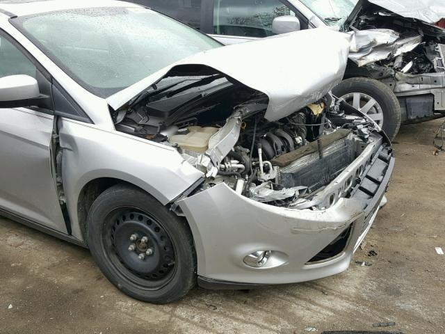 1FAHP3F26CL126865 - 2012 FORD FOCUS SE SILVER photo 9