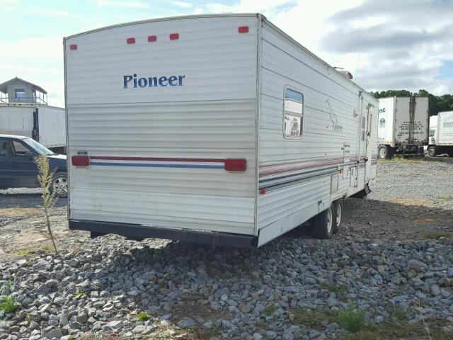 1EB1T282616000434 - 2001 FLEETWOOD PIONEER  WHITE photo 4