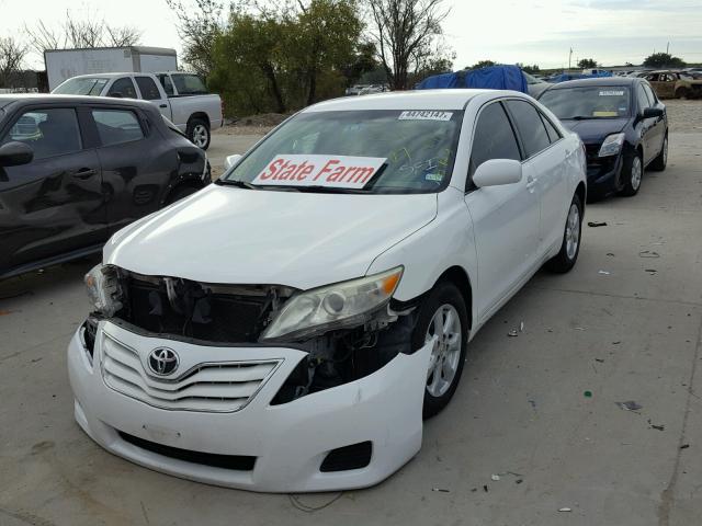 4T1BF3EK0BU633396 - 2011 TOYOTA CAMRY BASE WHITE photo 2