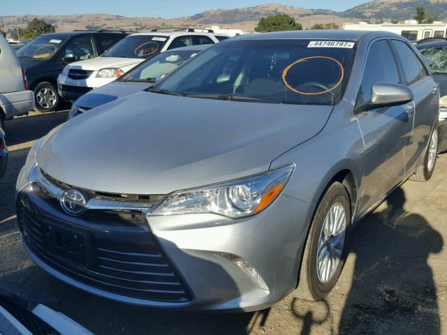 4T1BF1FKXGU603820 - 2016 TOYOTA CAMRY LE ვერცხლისფერი ფოტო 2