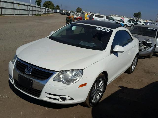 WVWFA71F28V015536 - 2008 VOLKSWAGEN EOS LUX 白色 照片 2
