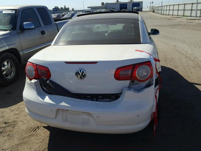 WVWFA71F28V015536 - 2008 VOLKSWAGEN EOS LUX 白色 照片 9