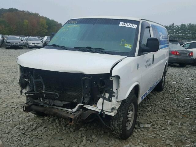 1GCWGFCA6E1149477 - 2014 CHEVROLET EXPRESS G2 WHITE photo 2