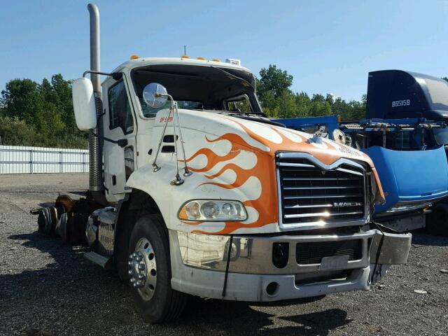 1M1AW02Y3BM014220 - 2011 MACK 600 CXU600 WHITE photo 1