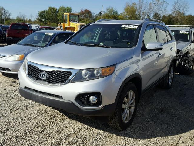 5XYKU4A25BG040527 - 2011 KIA SORENTO EX SILVER photo 2